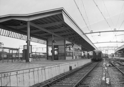 837838 Gezicht op het tweede perron van het N.S.-station Venlo te Venlo.